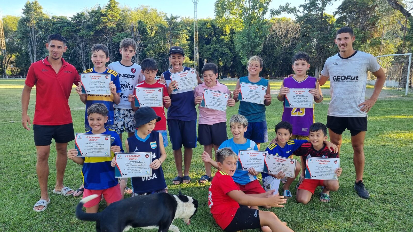 Jugadores del Campus GEOFut con su diploma de finalización