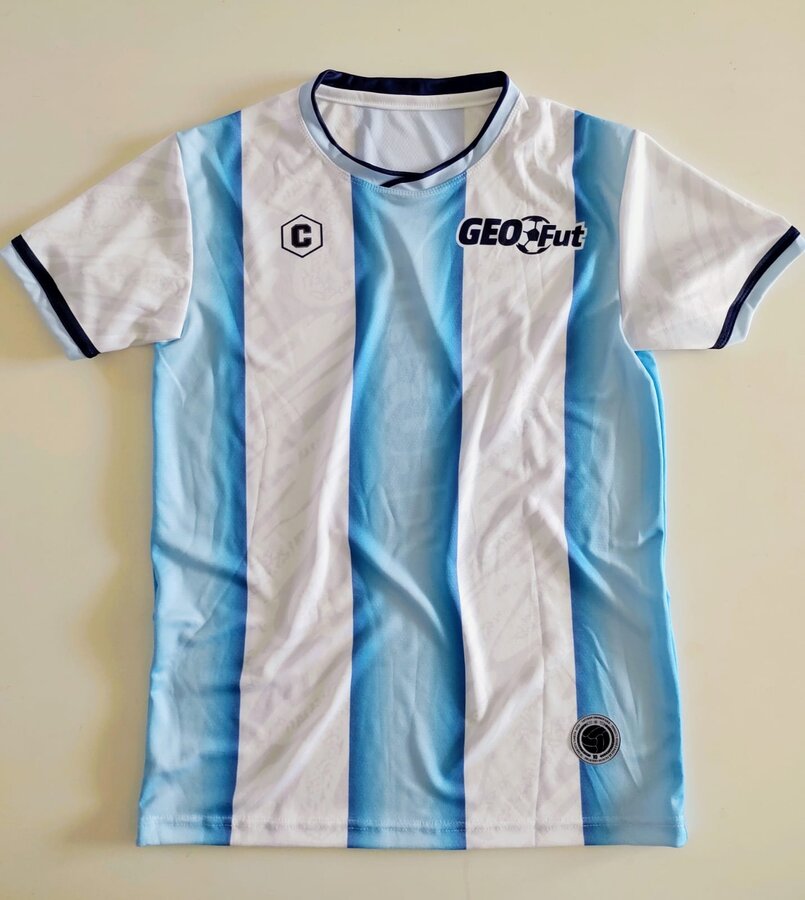 Remera GEOFut diseño albiceleste