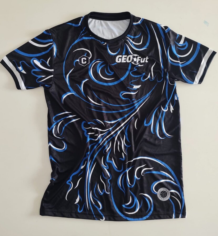 Remera GEOFut diseño tribal negro y azul